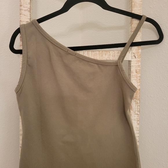 Monrow Asymmetric Strappy Tank NWT  Size Small - Picture 5 of 6